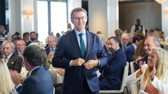 Feijóo, presidente del PP, se dirige al estrado, para presentar a Azcón en un desayuno informativo, este martes en Madrid.