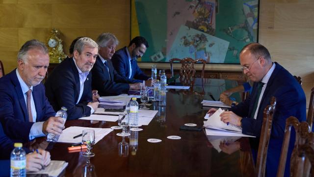 El ministro Ángel Víctor Torres, el presidente canario Fernando Clavijo y Miguel Tellado (PP), reunidos en el congreso, el pasado 25 de junio.