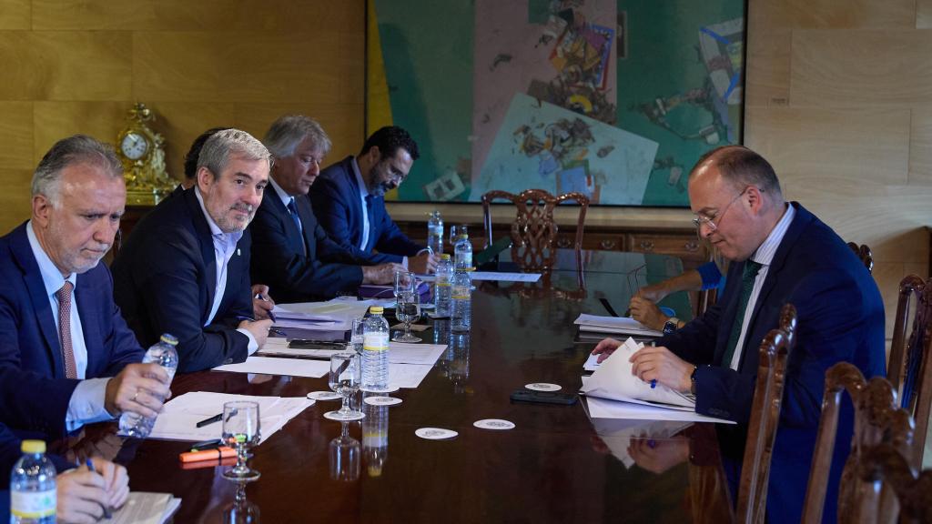 El ministro Ángel Víctor Torres, el presidente canario Fernando Clavijo y Miguel Tellado (PP), reunidos en el congreso, el pasado 25 de junio.