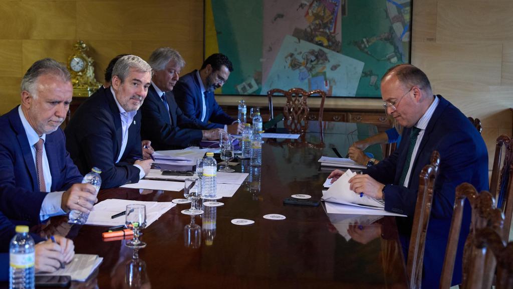 El ministro Ángel Víctor Torres, el presidente canario Fernando Clavijo y Miguel Tellado (PP), reunidos en el congreso, el pasado 25 de junio.