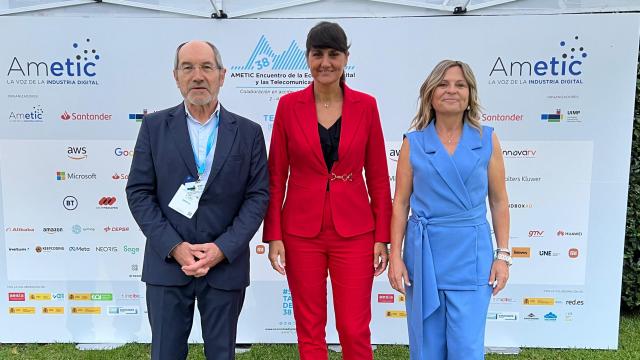 Pedro Mier (Ametic), María González Veracruz (Seteleco) y Pilar Roch (Ametic) en el 38 Encuentro de Ametic.