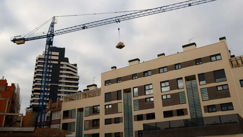 Un bloque de pisos en construcción.