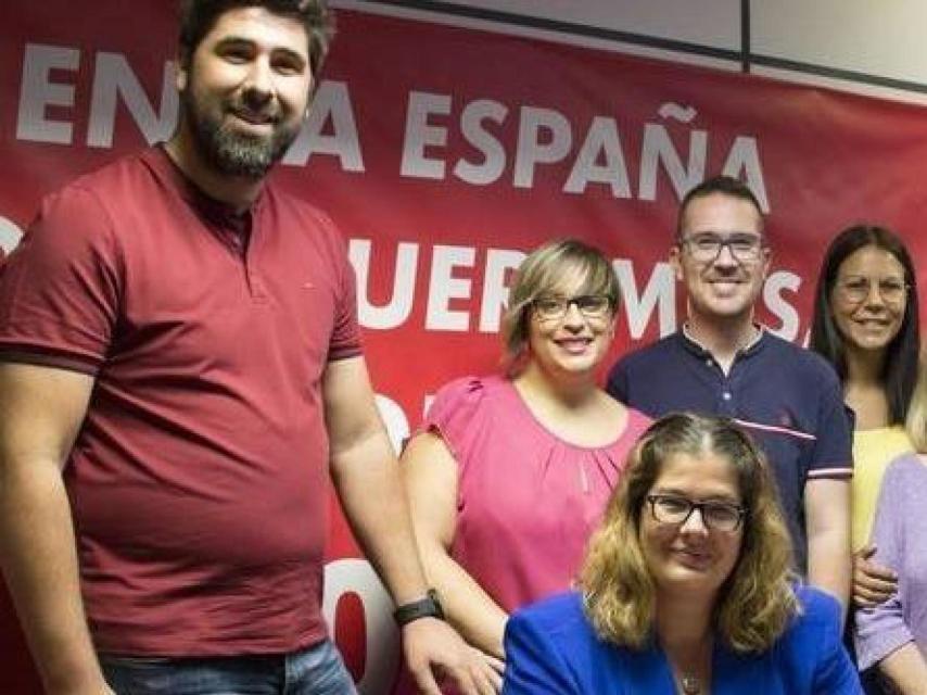 De izquierda a derecha y de pie, los ediles socialistas Alejandro Martín, Marisa Ruiz, David Muñoz y Rebeca Prieto. Sentada, la exalcaldesa Noelia Posse.