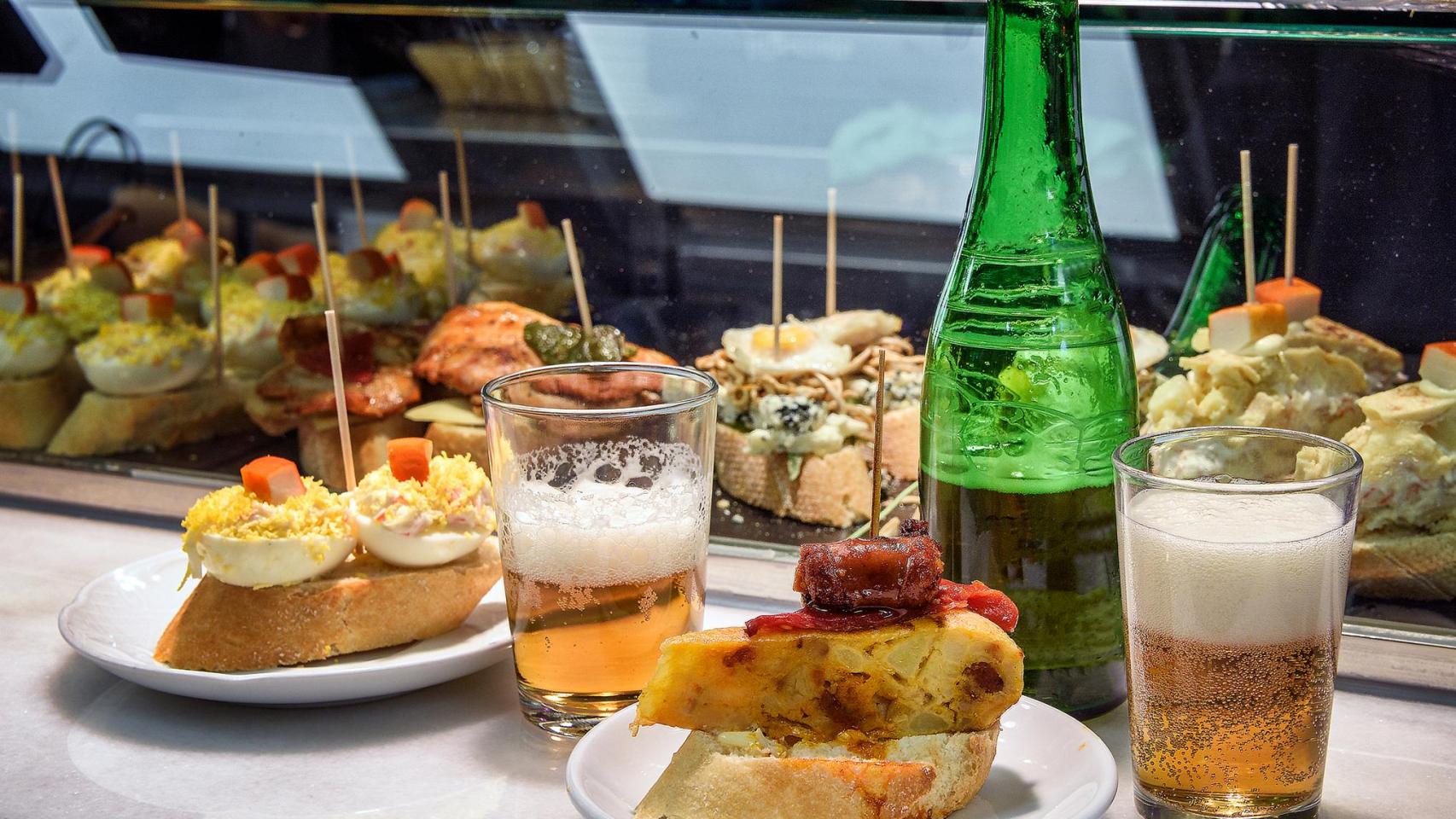 Barra de bar con cerveza y aperitivos.