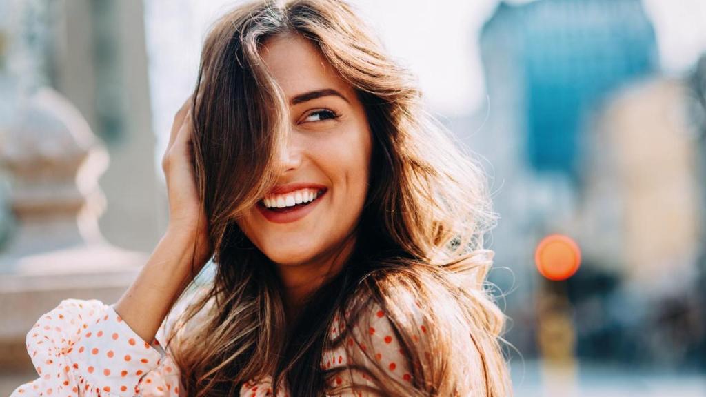 Mujer tocándose el pelo.