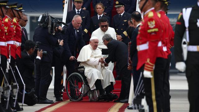 El papa Francisco es recibido al llegar a Yakarta, capital de Indonesia.