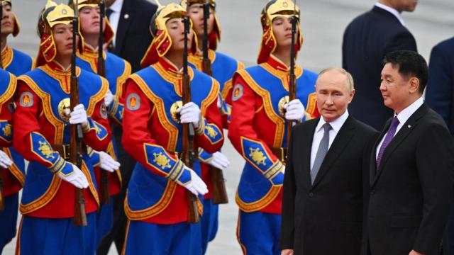 El presidente ruso, Vladimir Putin, junto al mandatario mongol, Ukhnaagiin Khurelsukh, este martes en Ulaanbaatar.