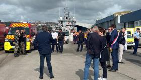 Los servicios de rescate franceses, este martes, en el puerto de Boulogne-sur-Mer tras naufragio en aguas del Canal de la Mancha.