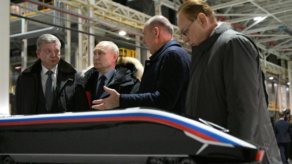 Vladímir Putin y otras autoridades rusas junto a una maqueta del tren HSR