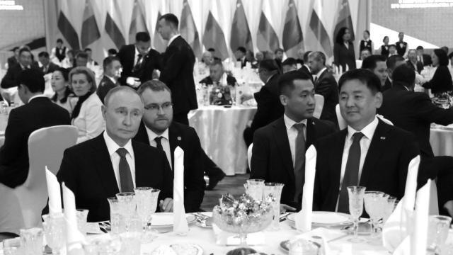 Vladímir Putin junto al presidente de Mongolia, Ukhnaagiin Khurelsukh.