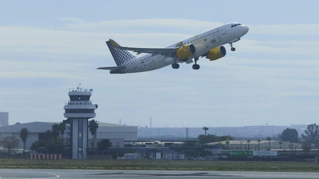 Imagen de archivo de un avión despegando del aeropuerto de Sevilla