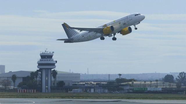 Imagen de archivo de un avión despegando del aeropuerto de Sevilla