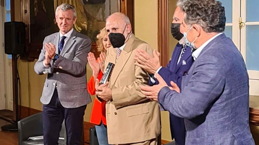 El periodista tudense Javier Sánchez de Dios recibiendo el premio Alvite 2022.