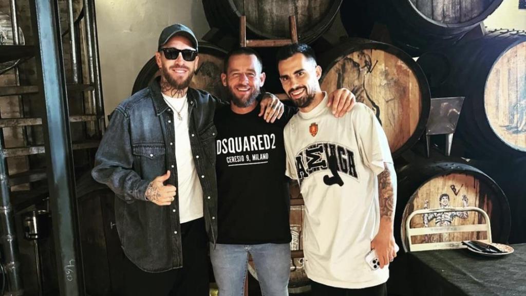 Antonio Vázquez con Sergio Ramos y Suso Fernández en Bodega Aljarafe (Sevilla)