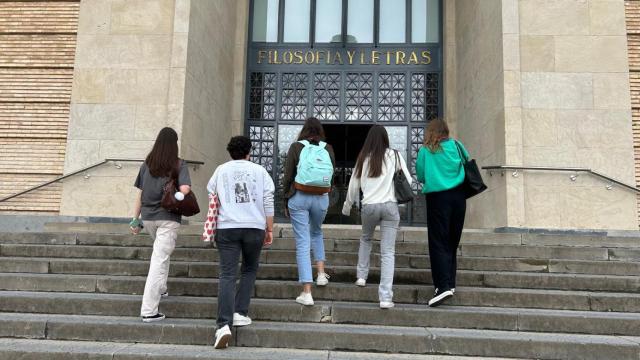 Los estudiantes entrando por la puerta de la facultad de Filosofía y Letras, este miércoles, en Zaragoza.