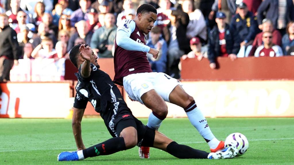 Un lance de un partido del Aston Villa en Villa Park.