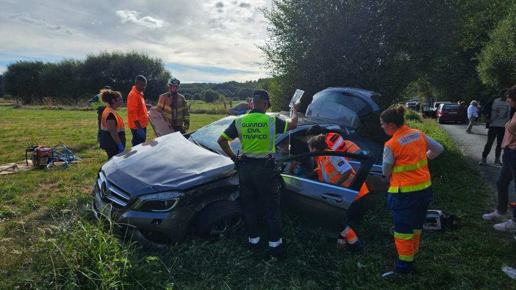 Dos ancianos fueron excarcelados tras volcar su vehículo en Xunqueira de Espadanedo (Ourense)