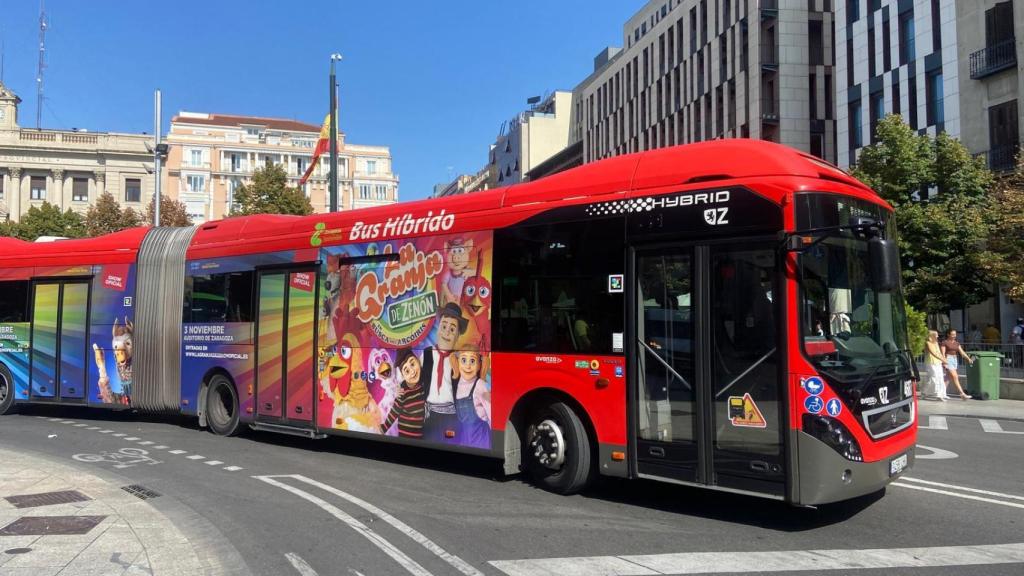 Un autobús urbano circulando en Zaragoza.