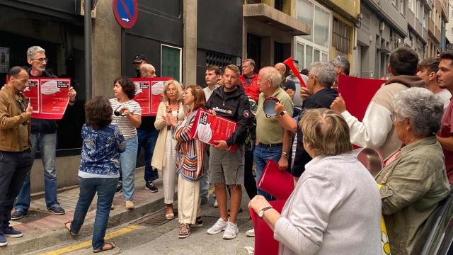 Vecinos del Agra del Orzán, en A Coruña, se concentran contra un presunto narcopiso