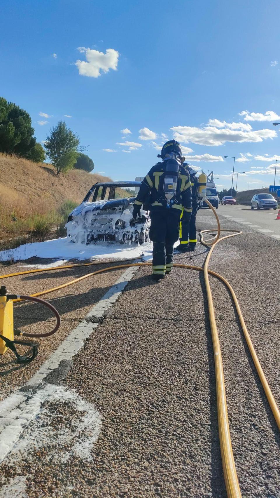 Los Bomberos de Valladolid extinguiendo el fuego del vehículo