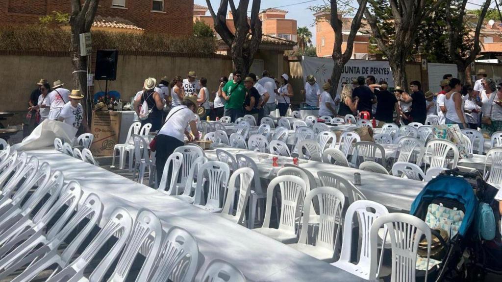 Las mesas de las paellas de las fiestas de Sant Joan a pleno sol el pasado domingo.