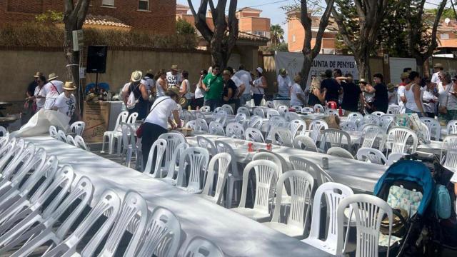 Las mesas de las paellas de las fiestas de Sant Joan a pleno sol el pasado domingo.