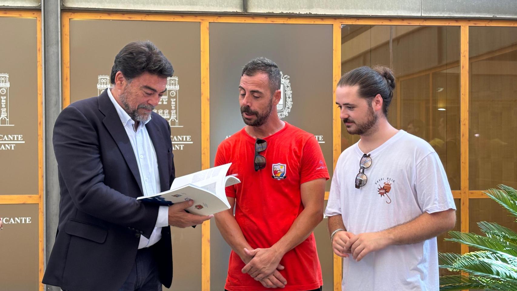 El alcalde Luis Barcala recibe a los festeros del Raval Roig este miércoles.