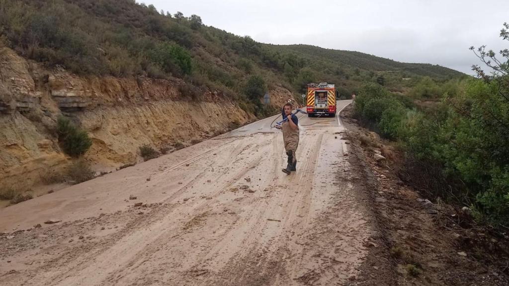 Los Bomberos de la DPZ trabajan en la limpieza de la carretera CV-103 en Fayón