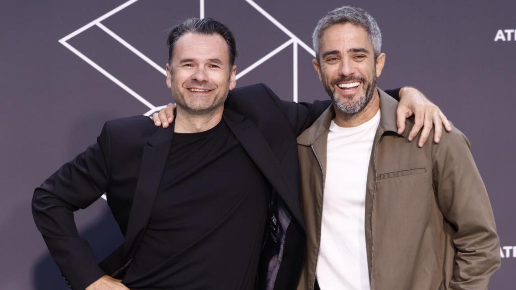 Iñaki López y Roberto Leal en la presentación de 'López y Leal contra el canal' en el FesTVal de Vitoria 2024.