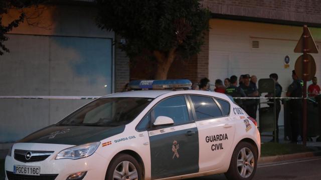 Agentes de la Guardia Civil frente al portal del inmueble donde se ha producido la discusión en Venta de Baños