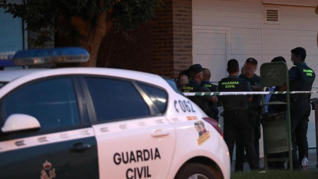 La Guardia Civil junto al portal de la vivienda donde se produjo el apuñalamiento en Venta de Baños