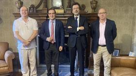 Asistentes a la reunión mantenida en el Rectorado entre el rector y Saloro