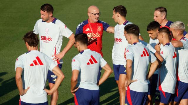 Luis de la Fuente habla con Oyarzabal en un entrenamiento de la Selección