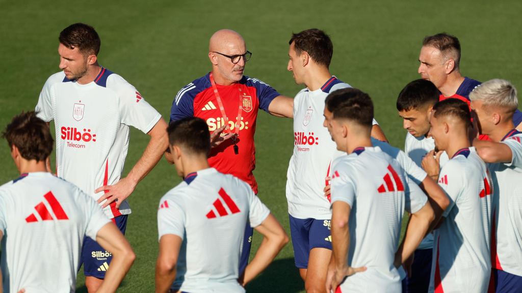 Luis de la Fuente habla con Oyarzabal en un entrenamiento de la Selección