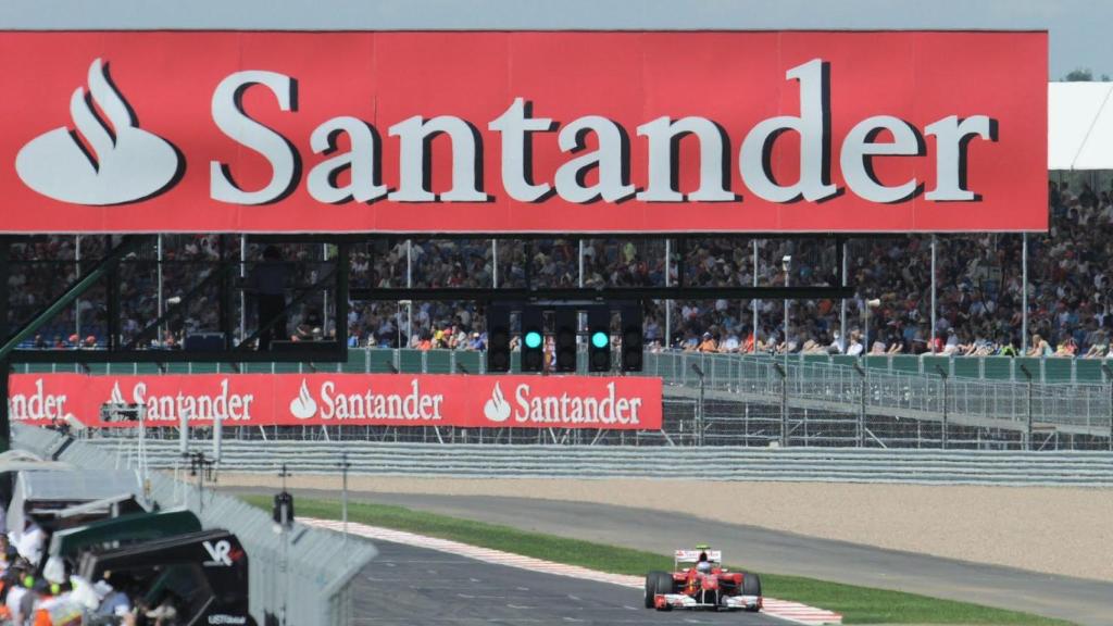 Imagen del GP de Silverstone en 2010 con la presencia de la marca Santander.