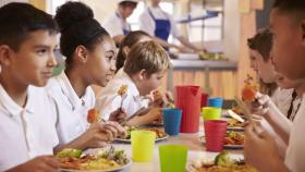 Imagen de un grupo de niños comiendo en el comedor del colegio.