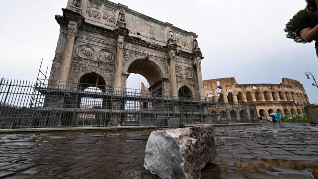 Uno de los fragmentos desprendidos del Arco de Constantino por el impacto de un rayo.