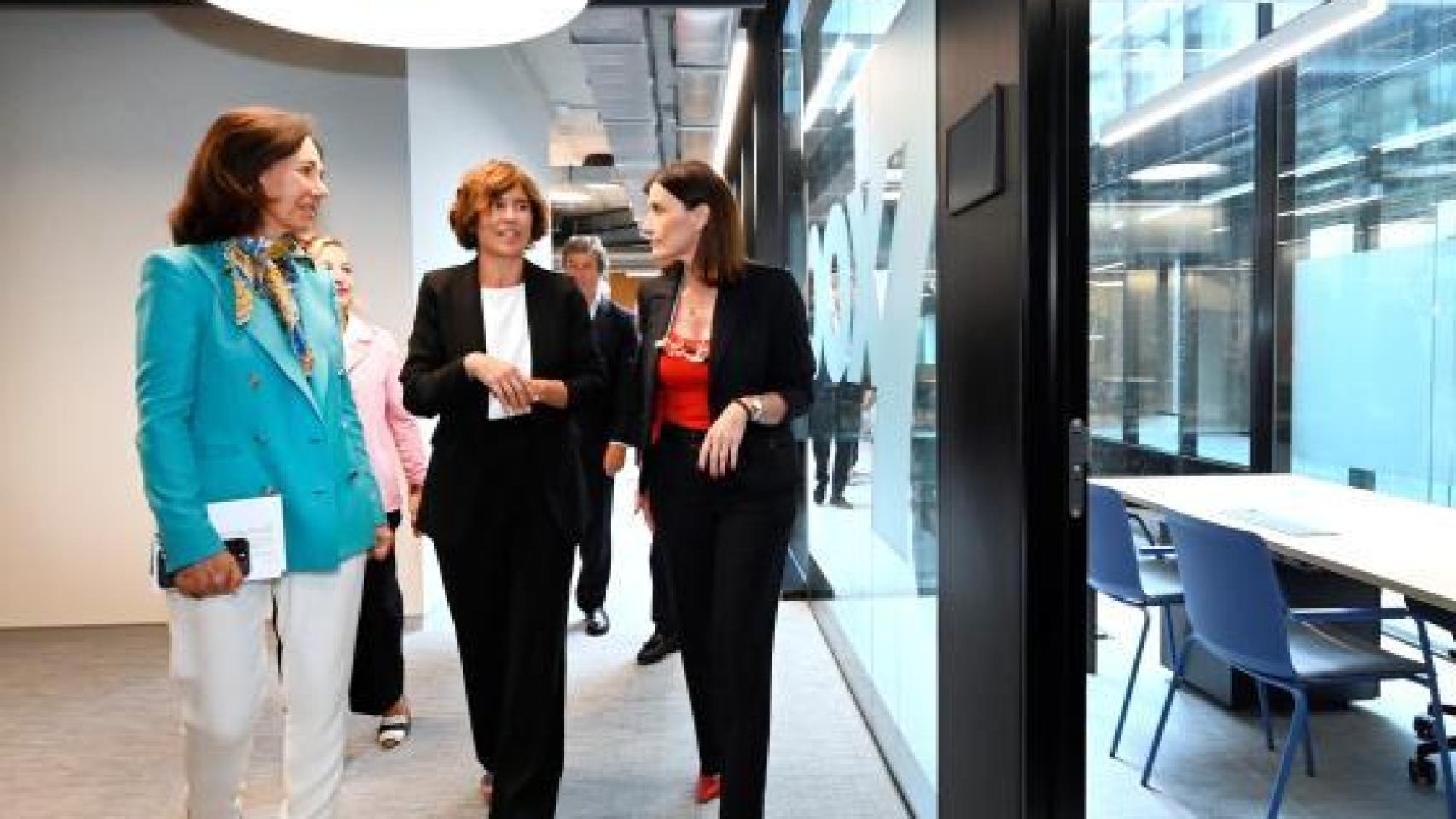 Ana Botín, presidenta del Banco Santander, y la alcaldesa de la ciudad, Gema Igual, durante la visita al centro.