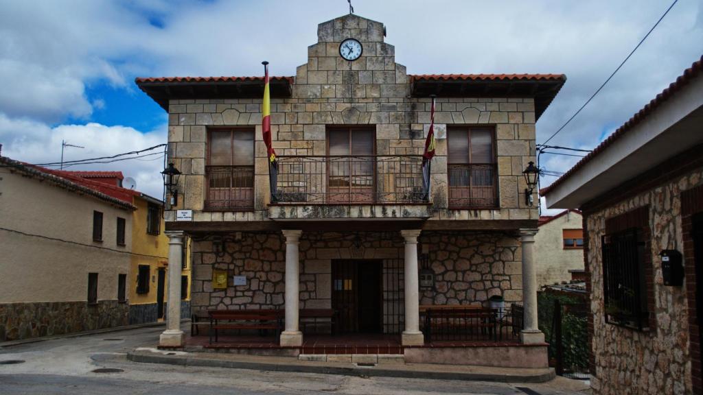 El ayuntamiento de Almadrones.