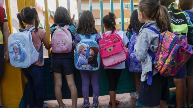 Niños a la puerta de un colegio en Madrid.