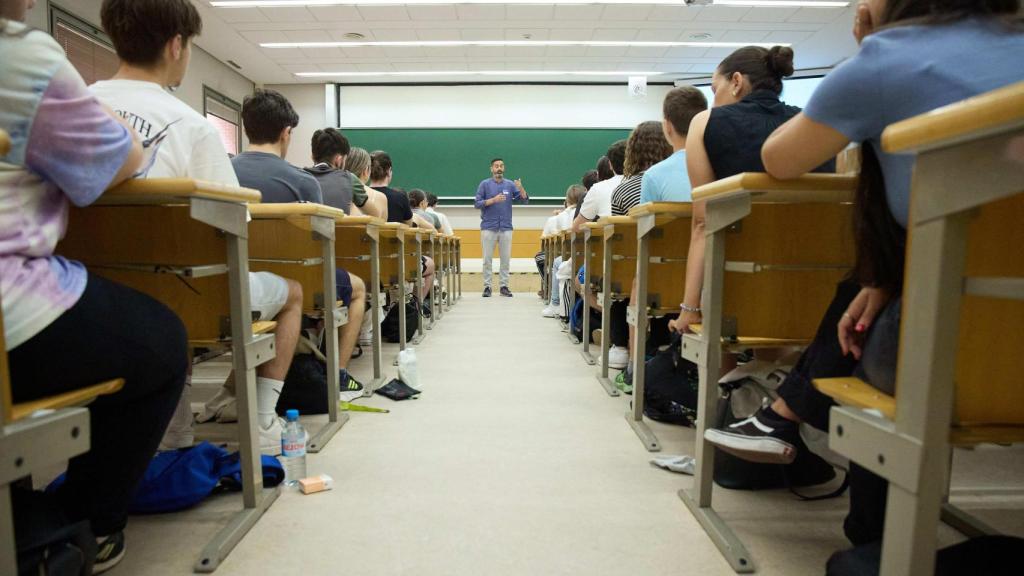 Alumnos durante la Evaluación de Acceso a la Universidad (EvAU) en la la Politécnica de la Universidad de Alcalá de Henares.