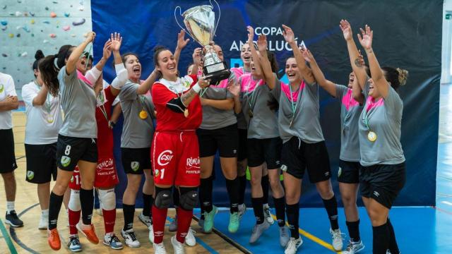 Las jugadores del Atlético Torcal levantan el título de la Copa Andalucía de fútbol sala