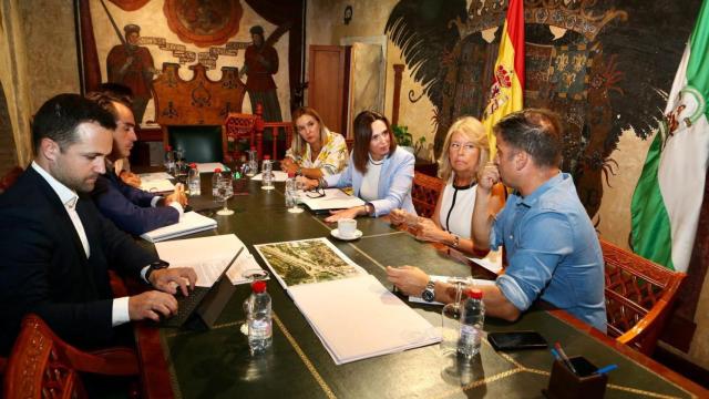 La consejera de Fomento, Articulación del Territorio de Vivienda, Rocío Díaz, en una reunión de trabajo con la alcaldesa de Marbella, Ángeles Muñoz.