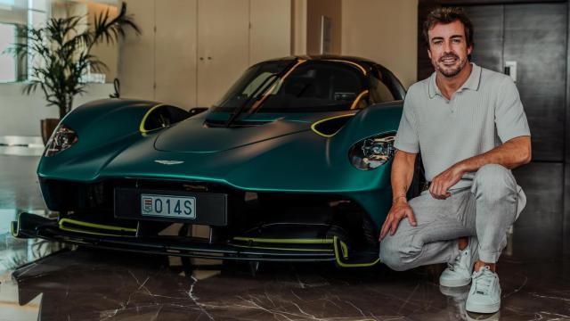 Fernando Alonso junto a su nuevo coche.