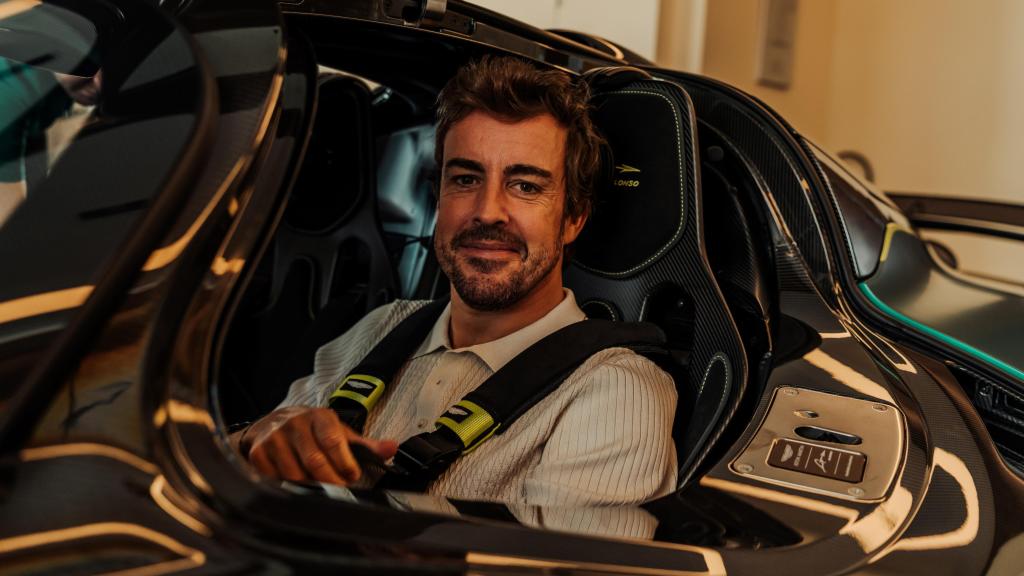 Fernando Alonso en el Aston Martin Valkyrie.