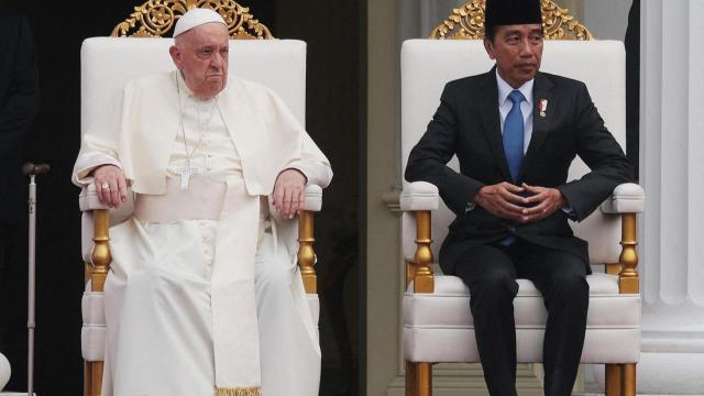 El Papa Francisco junto al presidente indonesio Joko Widodo en la ceremonia de bienvenida ofrecida en Yakarta.