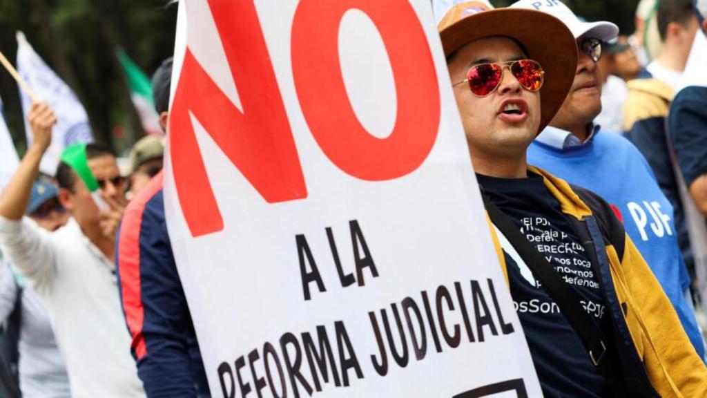 Un grupo de manifestantes se oponen a la reforma judicial de Andrés Manuel López Obrador (AMLO).