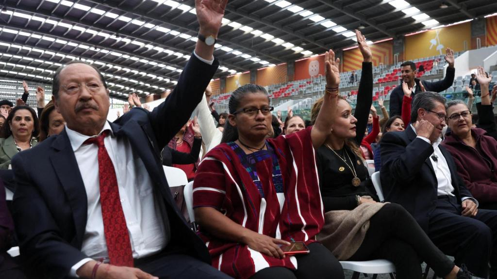 Los legisladores levantan sus manos mientras votan durante una sesión para aprobar la reforma judicial propuesta por el presidente Andrés Manuel López Obrador.