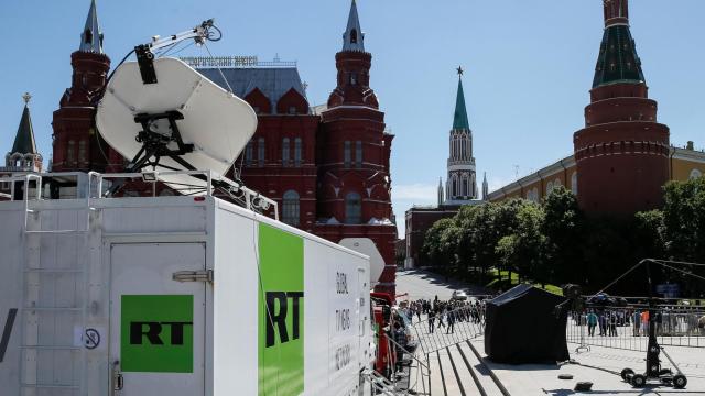 Vehículos de la cadena estatal rusa Russia Today (RT cerca de la Plaza Roja en el centro de Moscú, en una imagen de archivo.