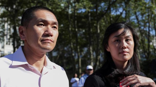 Linda Sun y su marido Christopher Hu, a la salida del tribunal federal de Brooklyn.